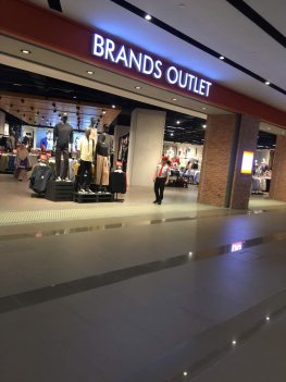 Brand outlet one utama